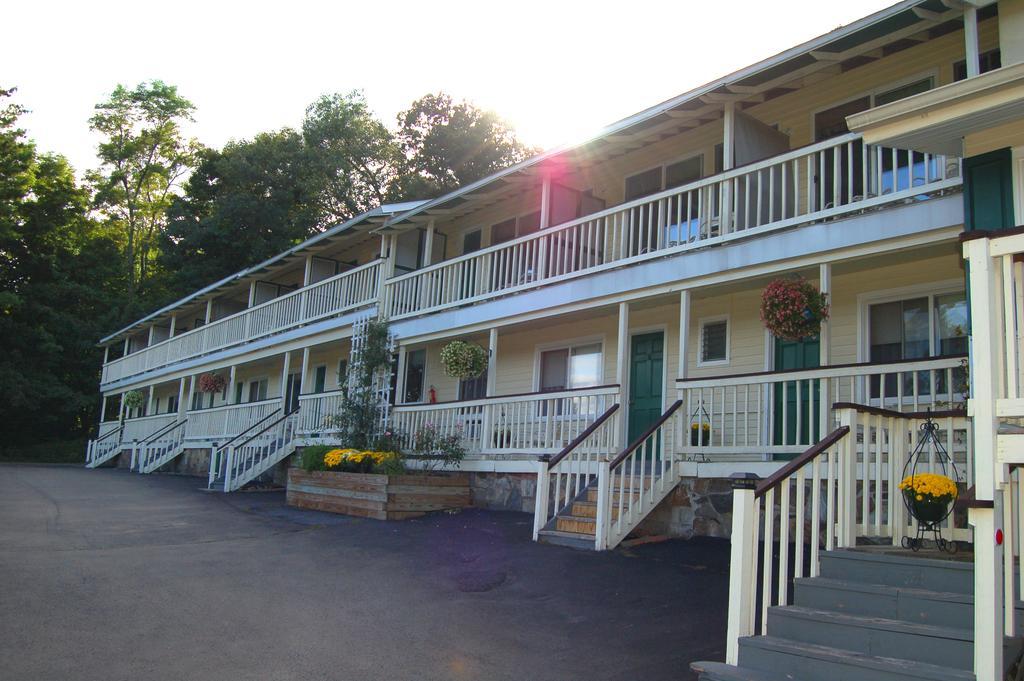 Inn On The Hill Lake George Esterno foto